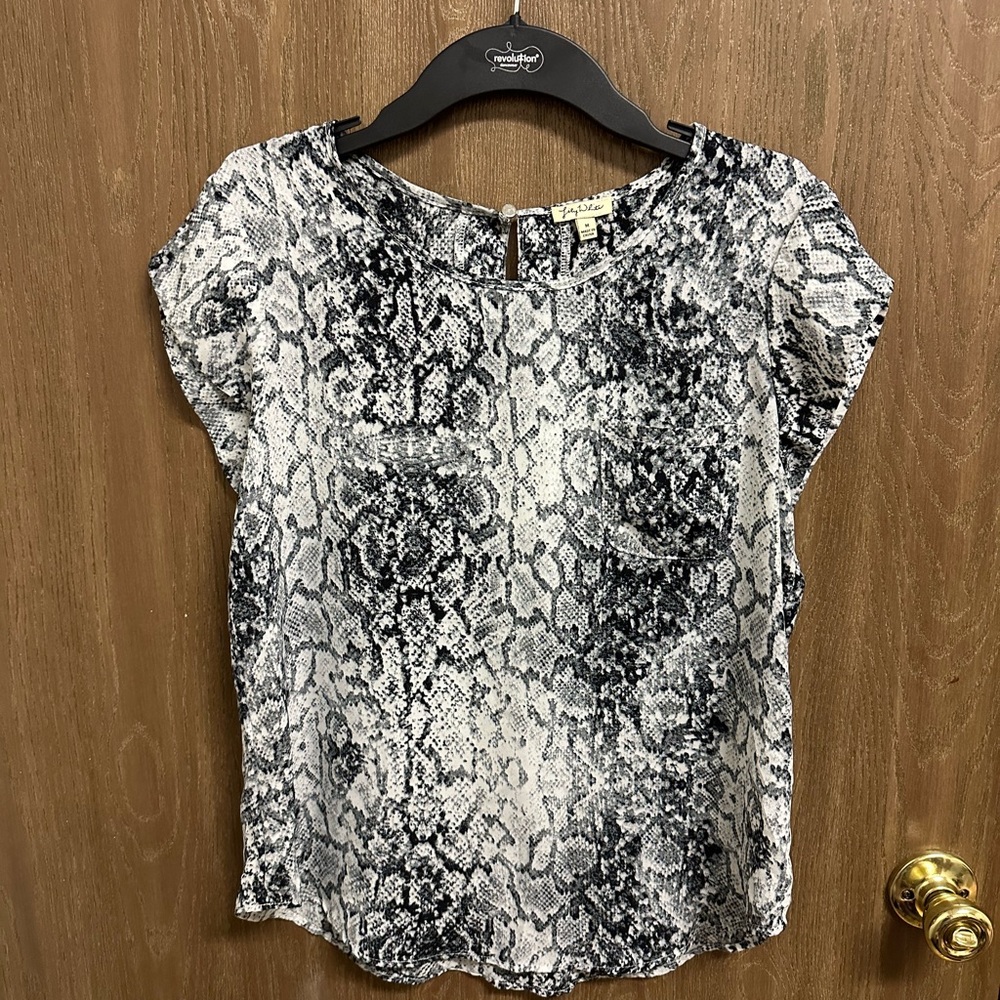 Lily White Snakeskin Print Blouse Keyhole Back Short Sleeve Top M